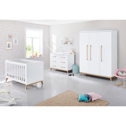 Babykamer Riva: ledikant, brede commode, 3-deurs kledingkast en wandplank - FamilyStuff