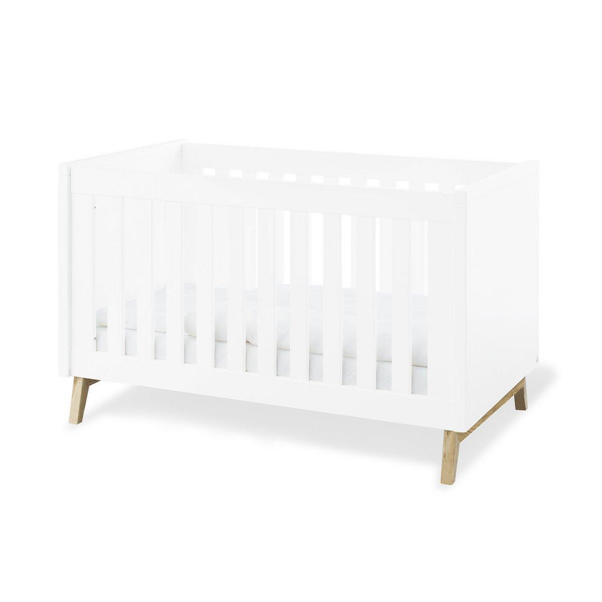 Babykamer Riva: ledikant, brede commode, 3-deurs kledingkast en wandplank - FamilyStuff