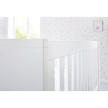 Babykamer Riva: ledikant en commode - FamilyStuff