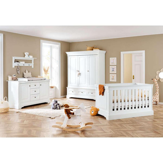 Babykamerset Emilia: ledikant, brede commode, 3 - deurs kledingkast en wandplank - FamilyStuff