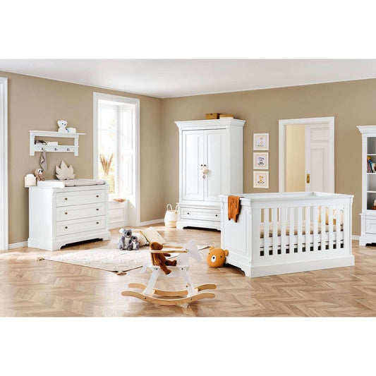 Babykamerset Emilia: ledikant, commode, 2 - deurskledingkast en wandplank - FamilyStuff